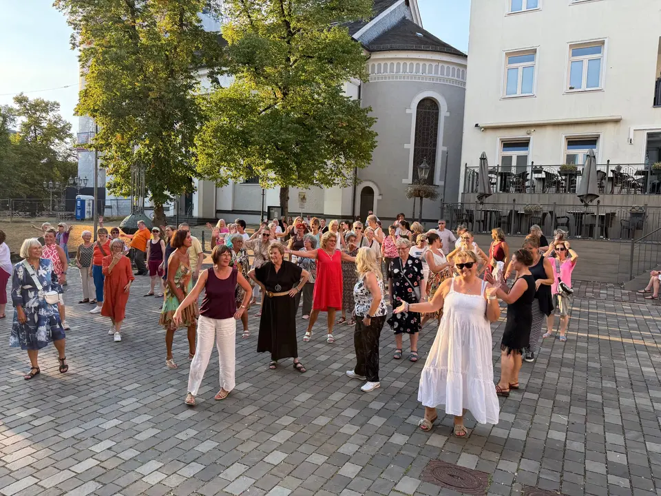 Line-Dance-Workshop auf dem Alten Markt vor dem Capitol Tanzhaus