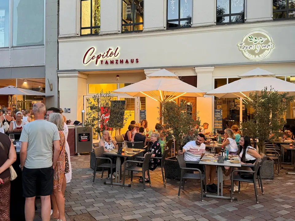 Sommerabend-Stimmung vor dem Capitol Tanzhaus