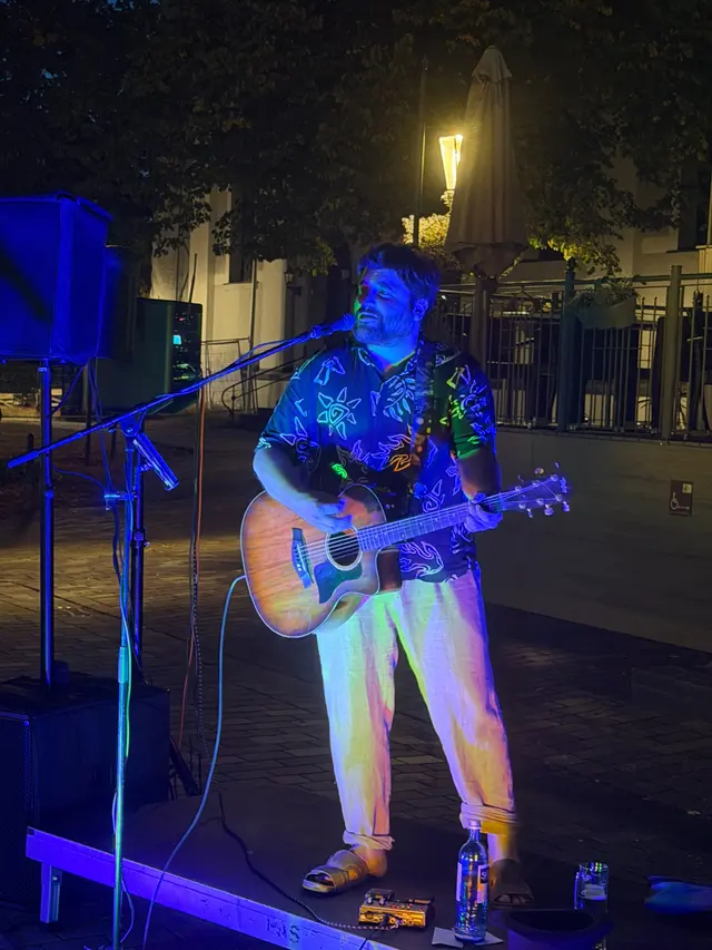 George Popov spielt live Gitarre auf dem Alten Markt