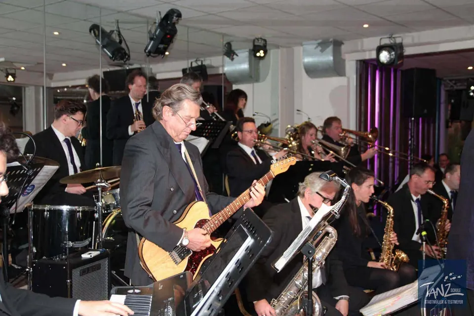 Erfolgreicher Welttanztag mit der Bigband JazzFazz