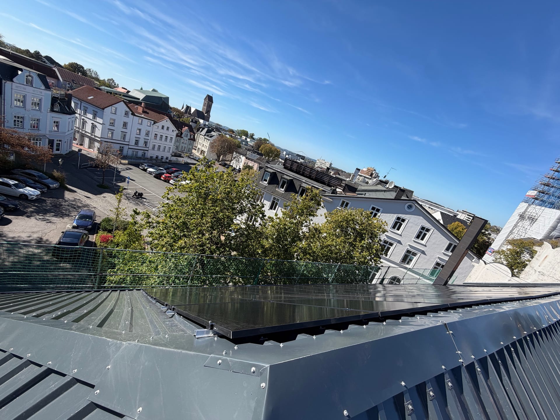 Blick vom Capitol-Dach über die Lüdenscheider Altstadt zur Erlöserkirche, im Vordergrund die neuen Module