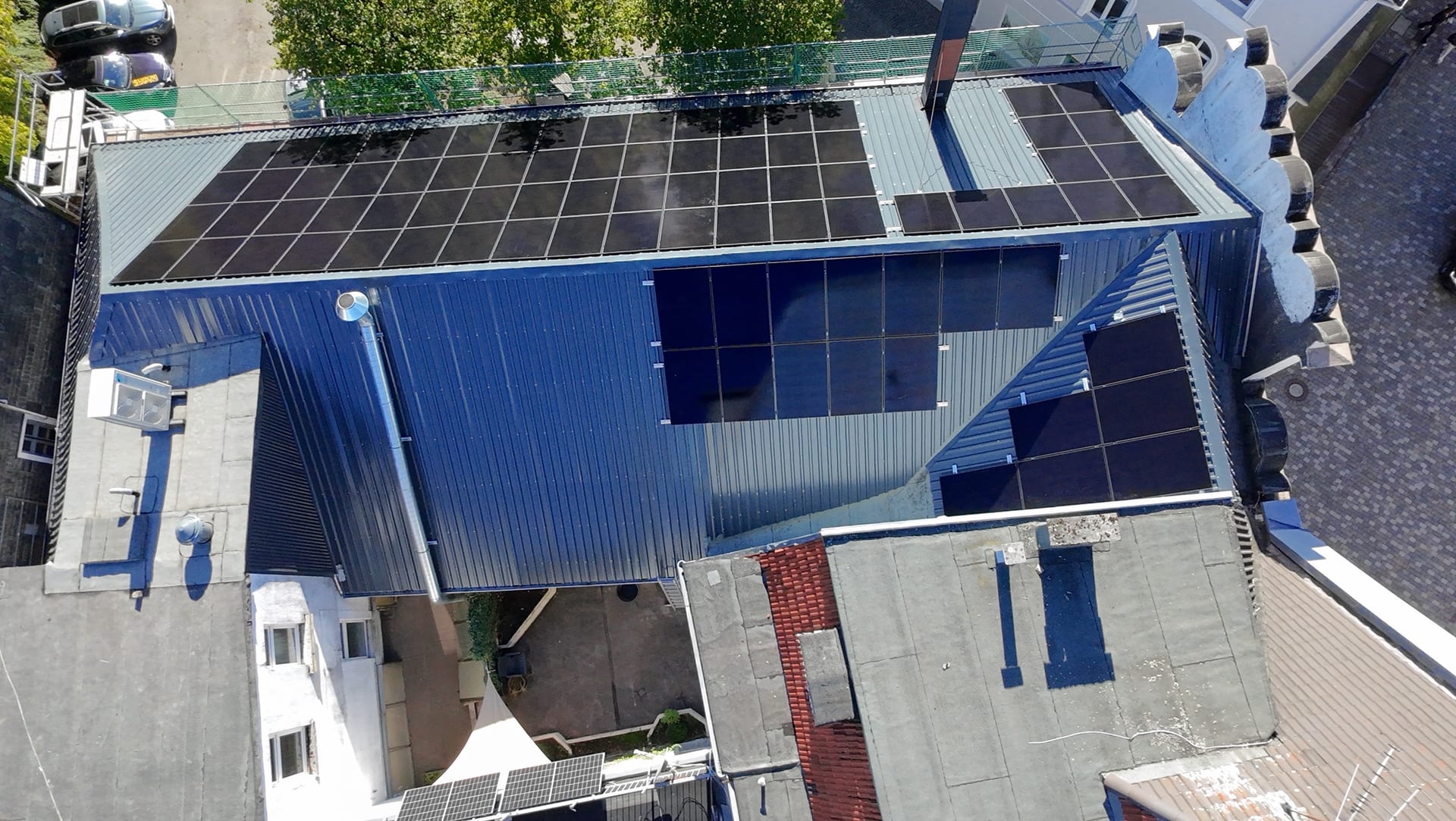 Das Dach des Capitol senkrecht von oben: Photovoltaikmodule auf allen Flächen, links die Klimaanlagen auf dem Flachdach