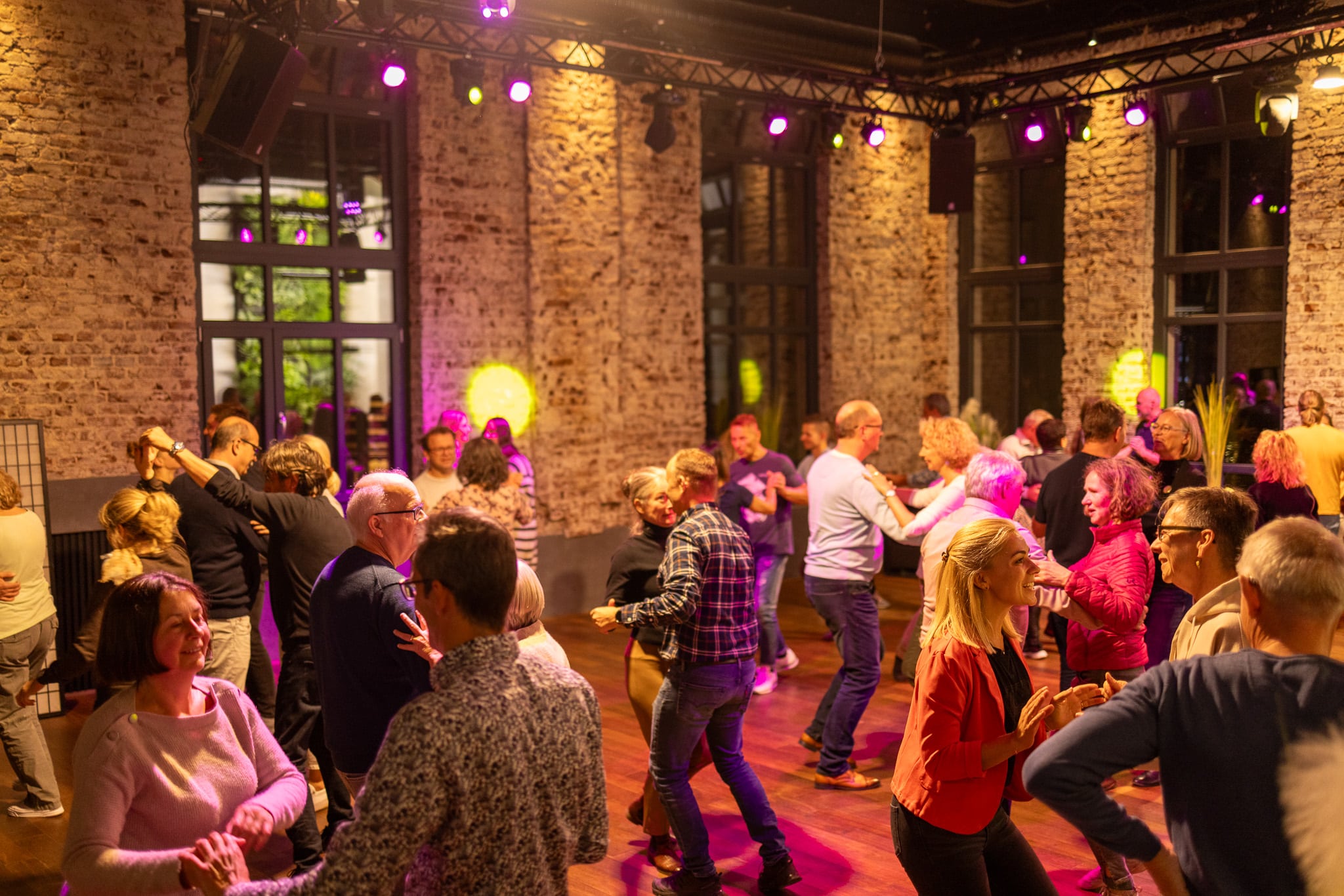 Tanzende im großen Saal des Capitol Tanzhauses